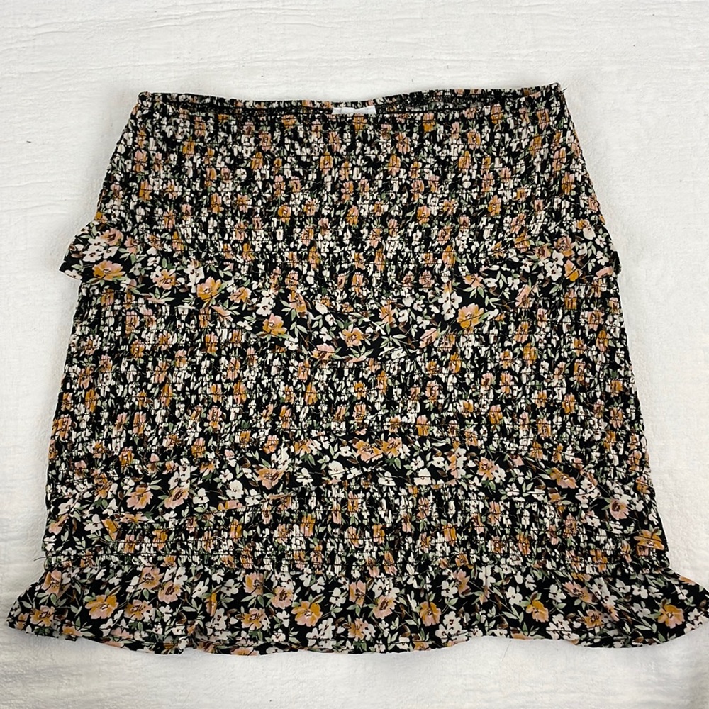 Le Lis women’s pull on smocked mini skirt size s